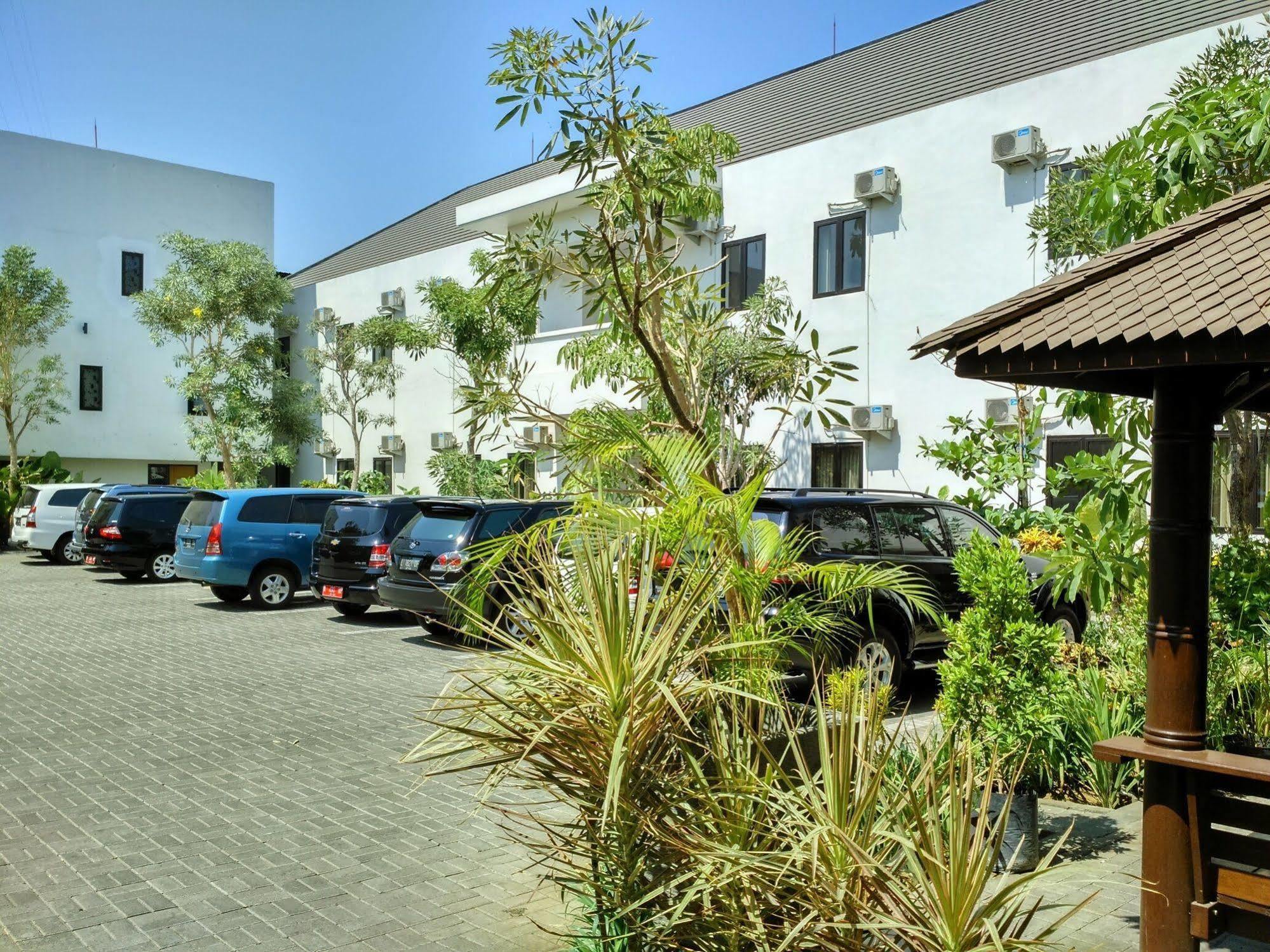 Hotel Transit Pasuruan Extérieur photo